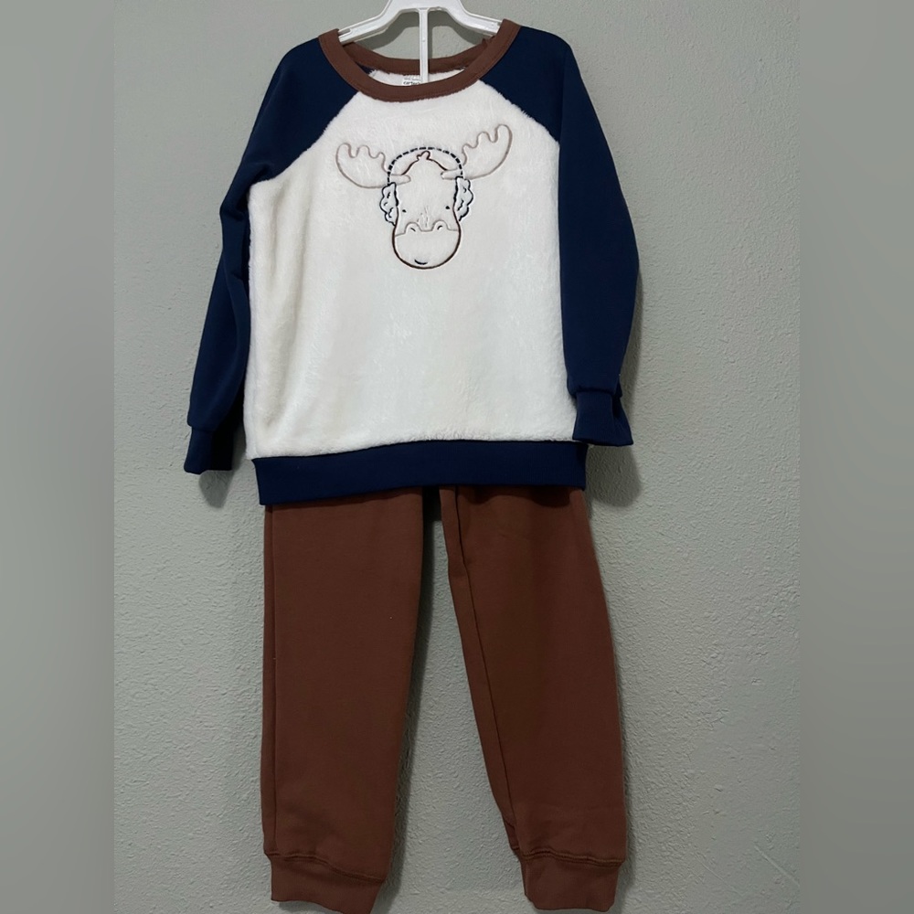 CARTERS 2pc reindeer set size 5. Boy or girl